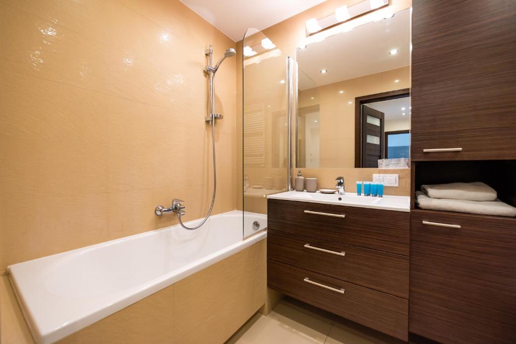 Kúpeľňa v ubytovaní Metro Kondratowicza Spacious Apartment