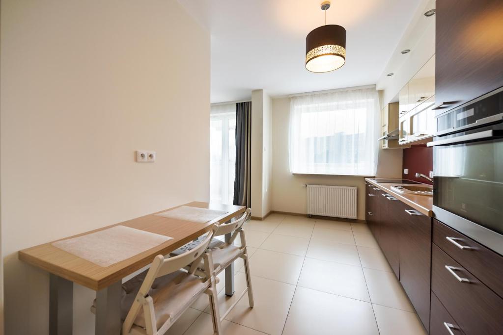 Kuchyňa alebo kuchynka v ubytovaní Metro Kondratowicza Spacious Apartment