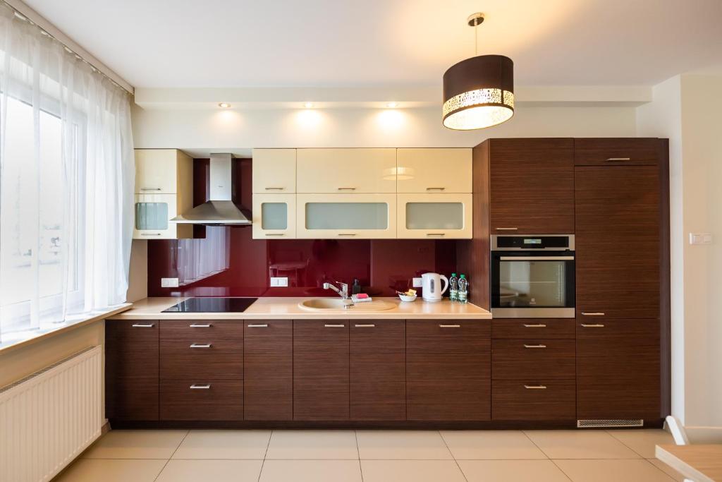 Kuchyňa alebo kuchynka v ubytovaní Metro Kondratowicza Spacious Apartment
