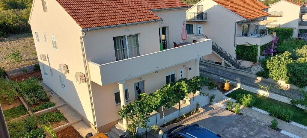 una vista aérea de una casa con balcón en Apartment Anamaria, en Šibenik