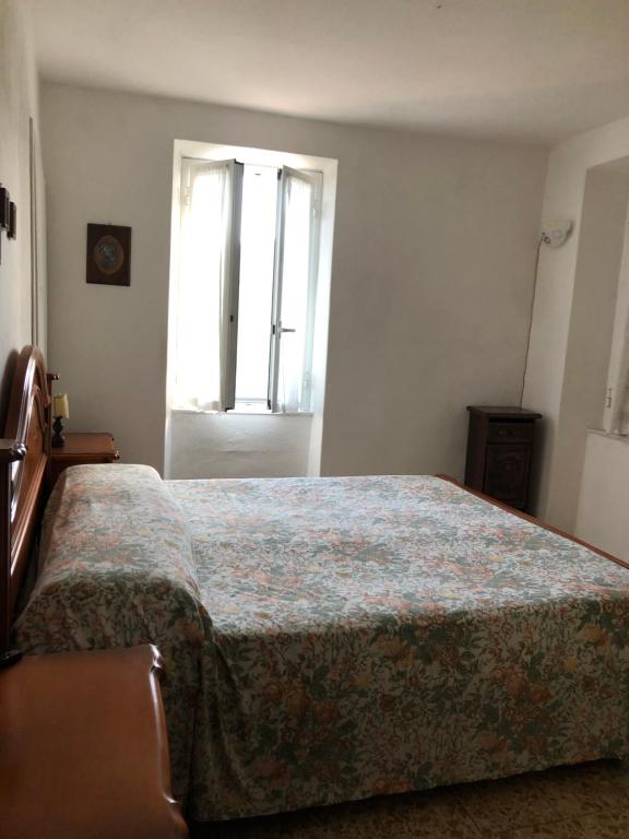 1 dormitorio con cama y ventana en Bilocale Mirella, en Carro