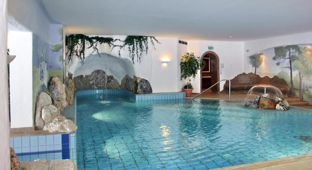 Bazén v ubytování Brugger's Genießerhotel Lanersbacherhof nebo v jeho okolí