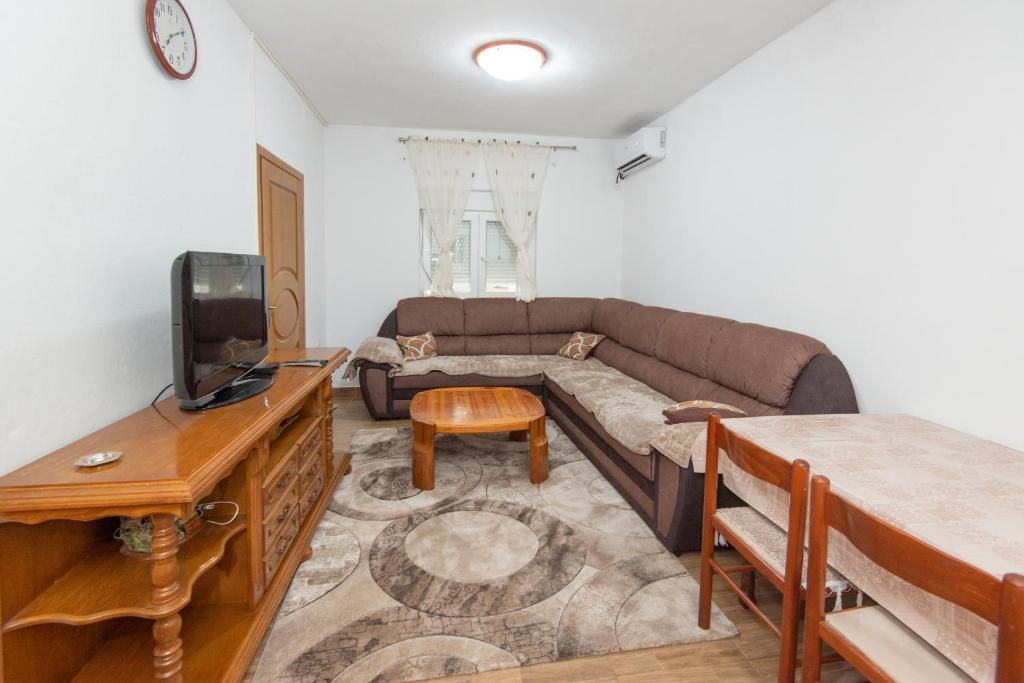 Mrčevac的住宿－Apartment Tanja，客厅配有沙发和桌子