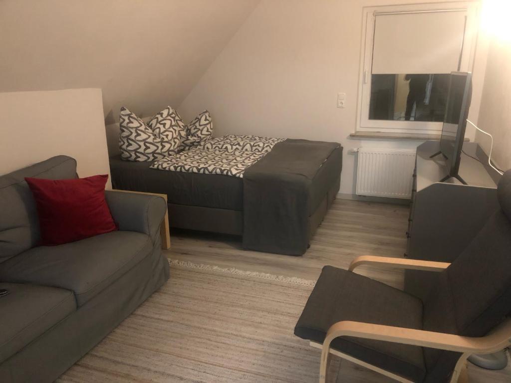 sypialnia z łóżkiem, kanapą i telewizorem w obiekcie Apartment Ballova w mieście Balve