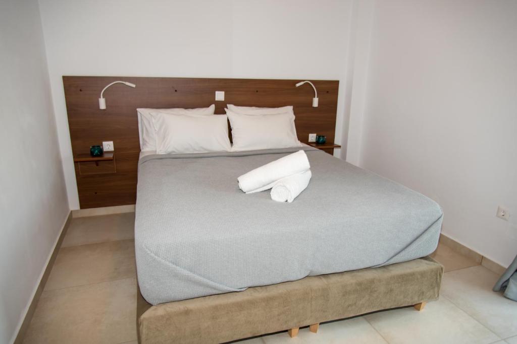 Posteľ alebo postele v izbe v ubytovaní HELIADES SUITES