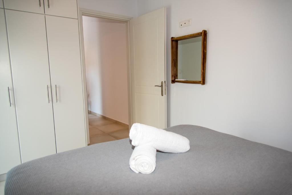 Posteľ alebo postele v izbe v ubytovaní HELIADES SUITES