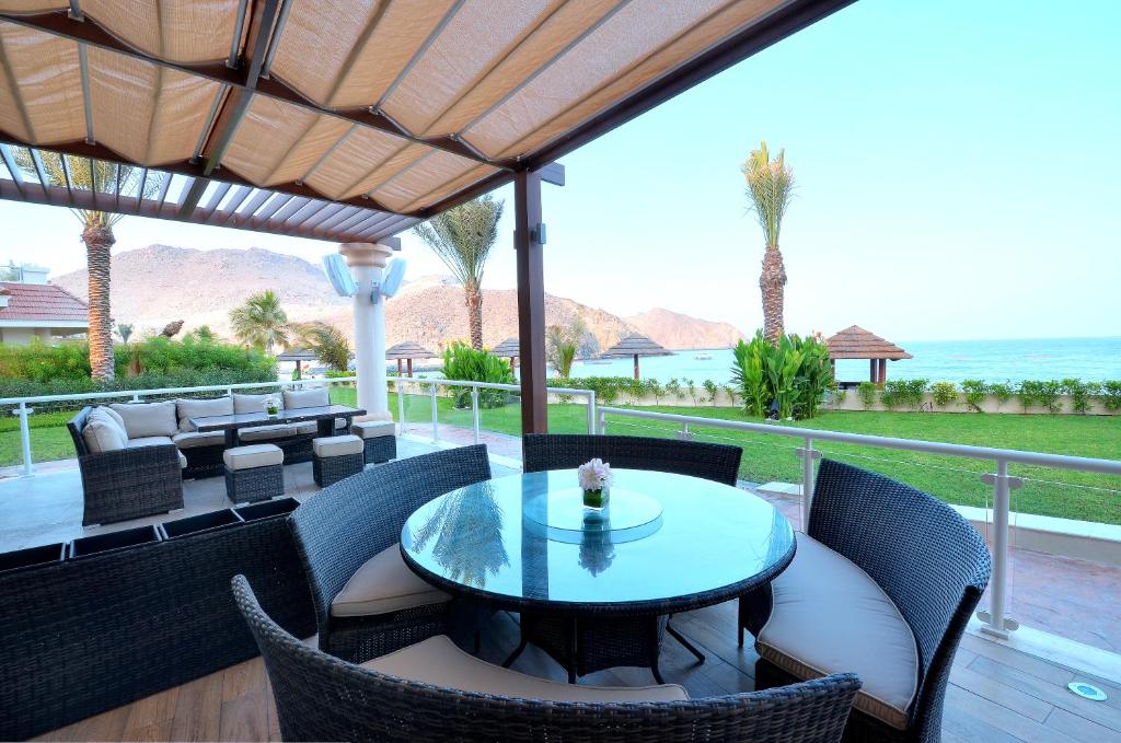 Balkón nebo terasa v ubytování Oceanic Khorfakkan Resort & Spa
