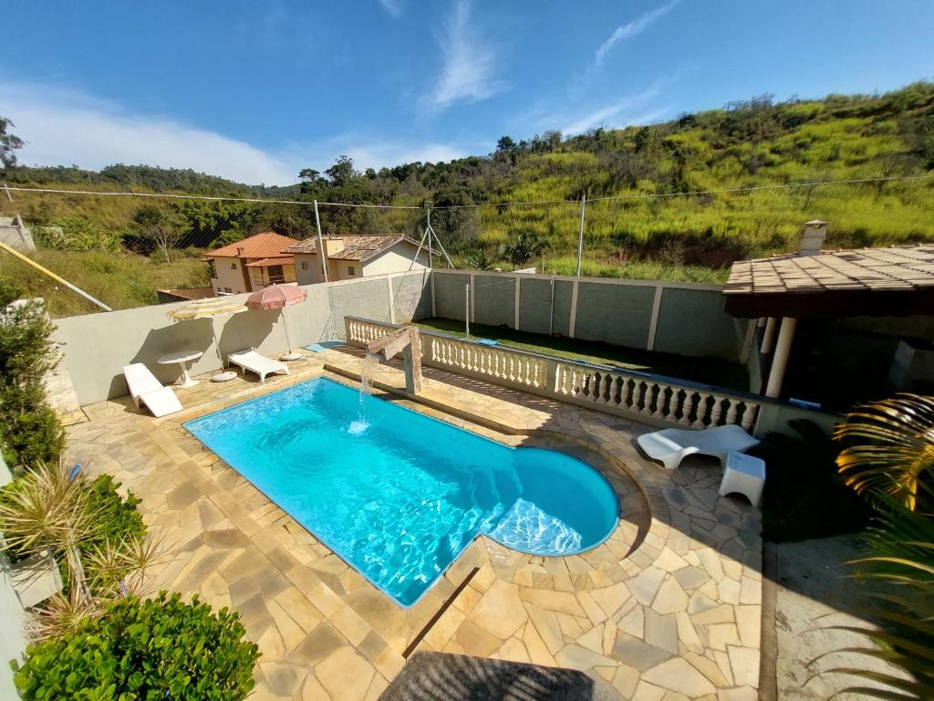 an overhead view of a swimming pool in a backyard at Recanto Serra Negra - Sossego e lazer! in Serra Negra