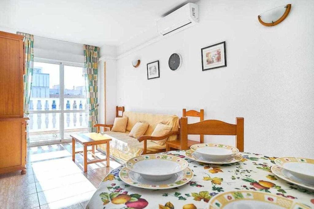 d'un salon avec une table et des plaques de cuisson. dans l'établissement Espanhouse Felisa apartment, à Torrevieja