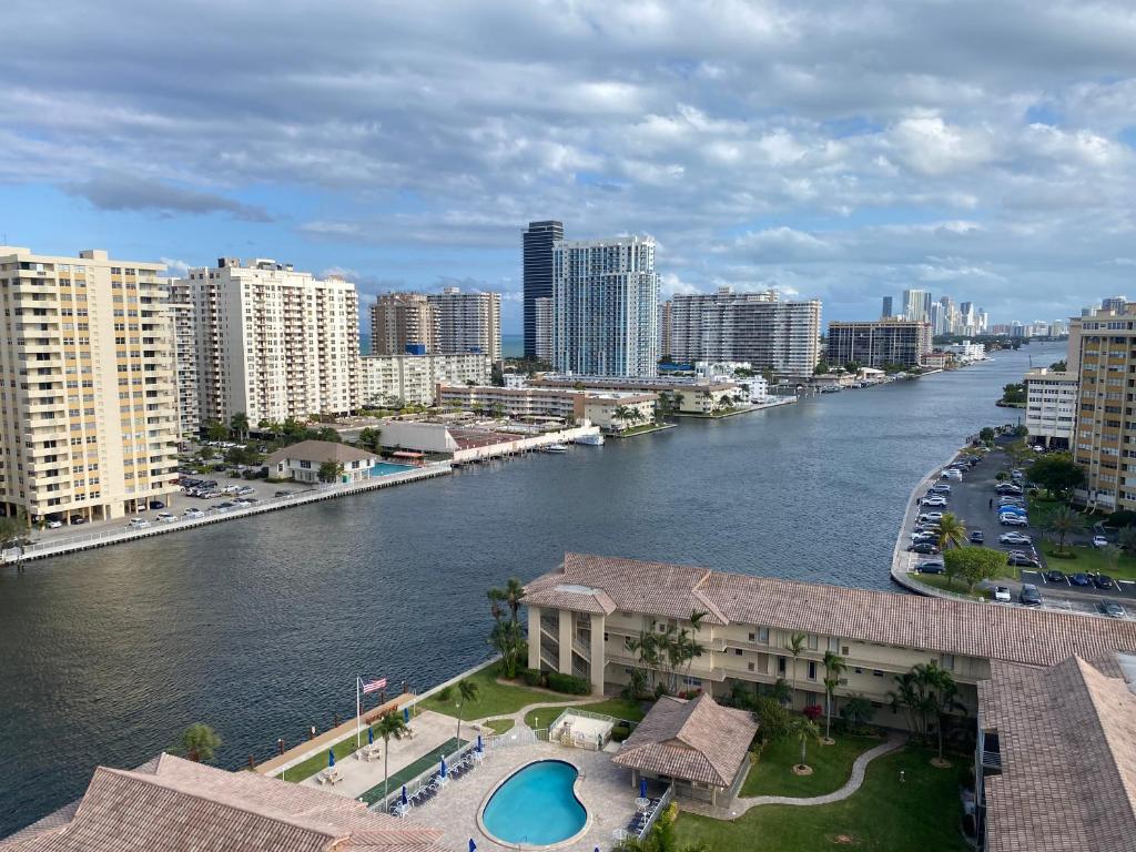 哈兰代尔海滩Chic Beach Studio Walk to Shore Sleeps 4 -14B的一座有建筑物的城市中的一条河流的景色