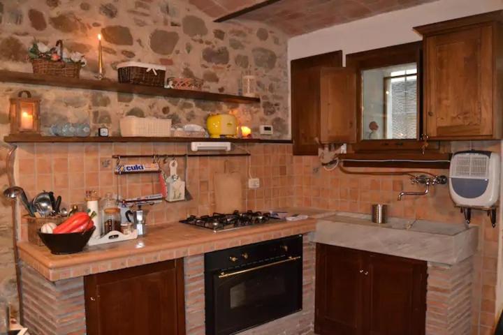 Kuchyň nebo kuchyňský kout v ubytování Monolocale Rustico Mamma Piera