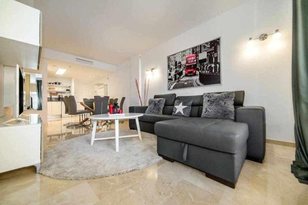 https://cf.bstatic.com/xdata/images/hotel/max1024x768/374091183.jpg?k=9a1bfc2e3480ac673b01704702db6cec7a9d122dfebf5a69ea910d446c2899de&o=&hp=1