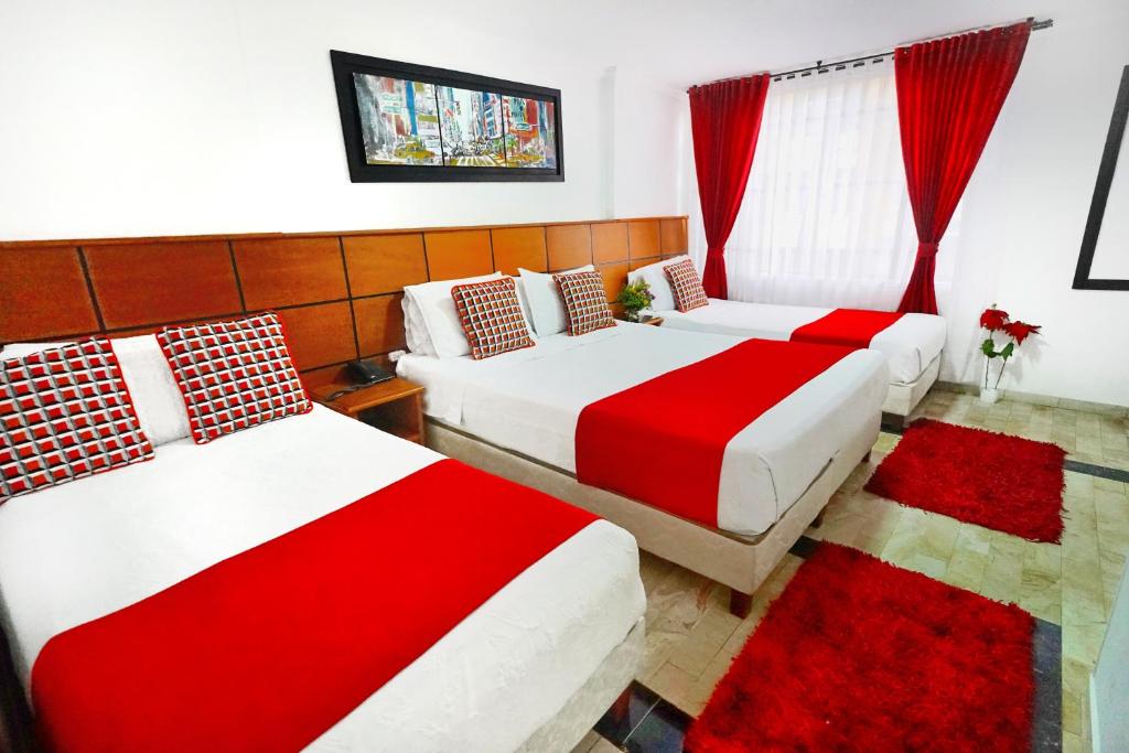 Postel nebo postele na pokoji v ubytování Hotel Embajada Real
