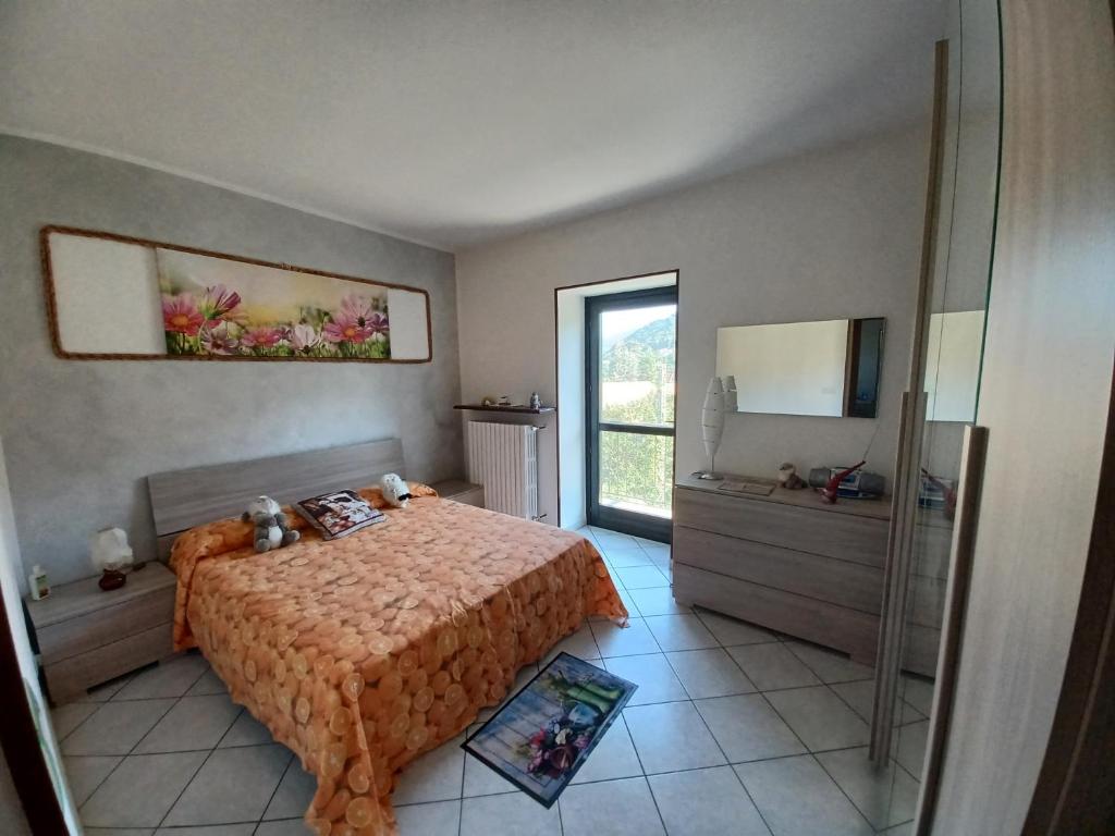 Schlafzimmer mit einem Bett, einer Dusche und einem Fenster in der Unterkunft la Cambuse in Torre Pellice