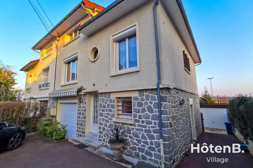 une maison avec un mur en pierre dans l'établissement Grande maison de 140 m2 avec jardin ! 5 chambres, à Limoges