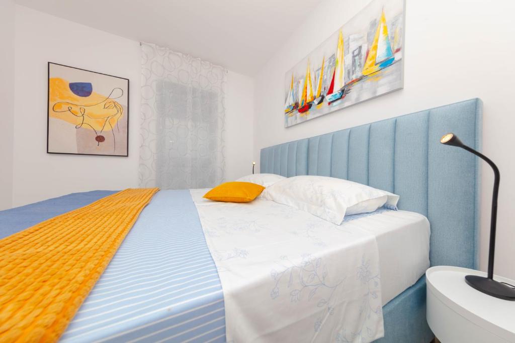 Postel nebo postele na pokoji v ubytování Apartman Oranž
