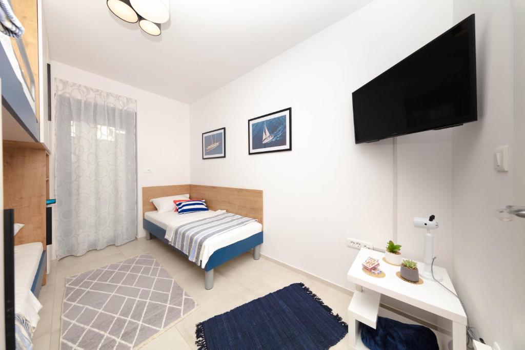 TV a/nebo společenská místnost v ubytování Apartman Oranž