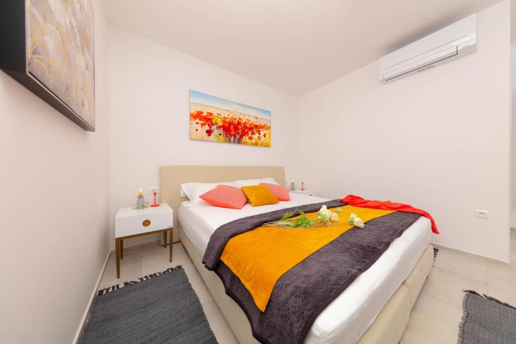 Postel nebo postele na pokoji v ubytování Apartman Oranž