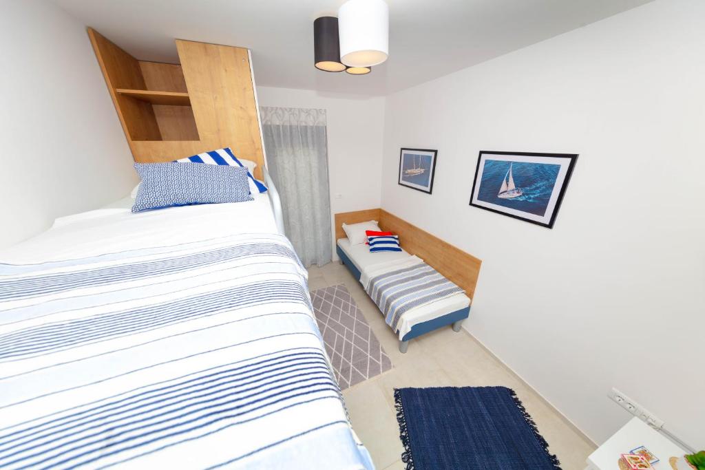 Postel nebo postele na pokoji v ubytování Apartman Oranž