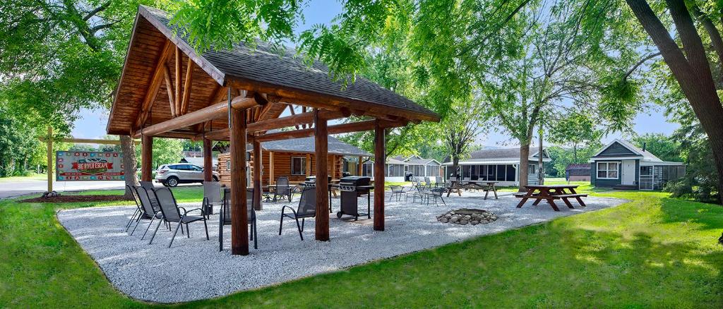 a pavilion with a picnic table and chairs in a park at Big River Escape Riverside Cabins in Buffalo City
