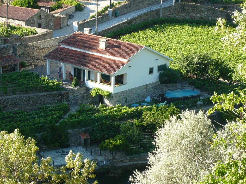 a house on a hill with a swimming pool at Casa do Riacho in Pinhão