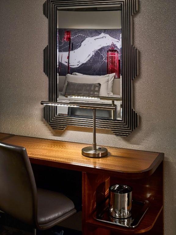 Sonesta Philadelphia Rittenhouse Square - Hearing Accessible-Deluxe King With Roll-In Shower