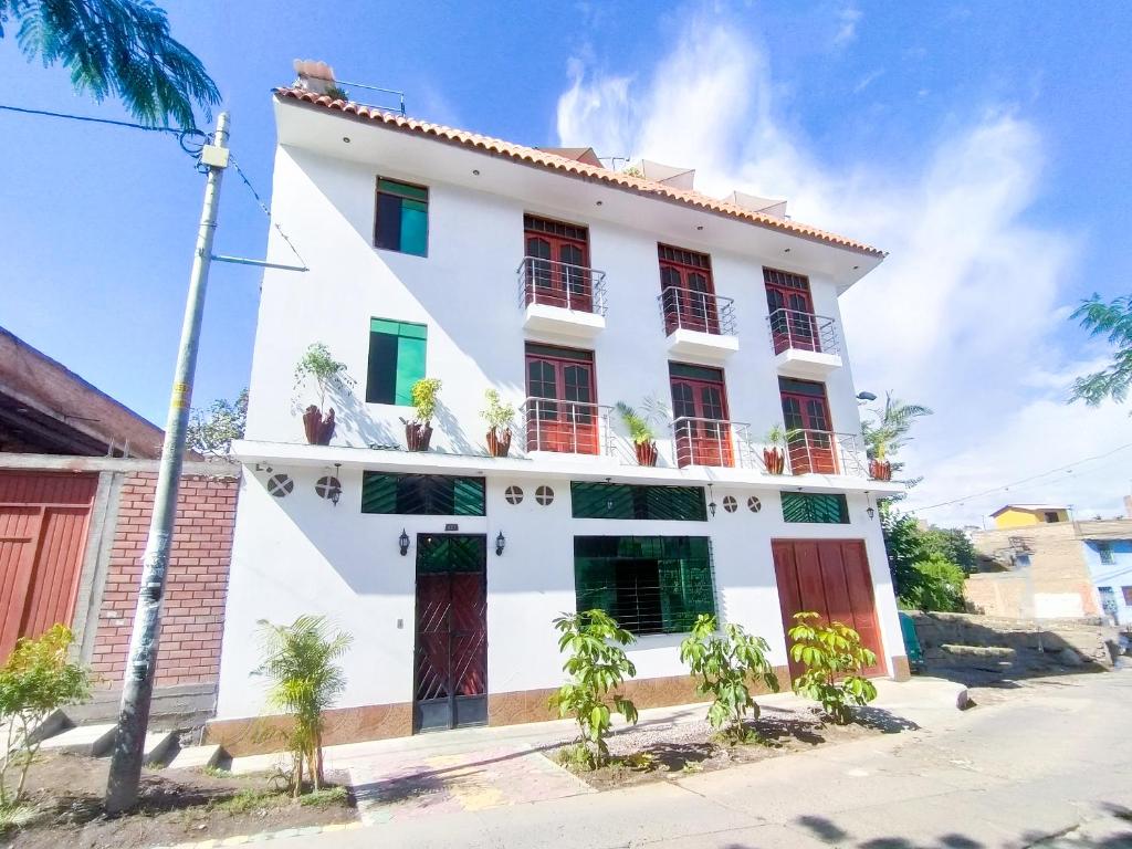 um edifício branco com plantas em frente em Sumaq Wari Hotel em Ayacucho