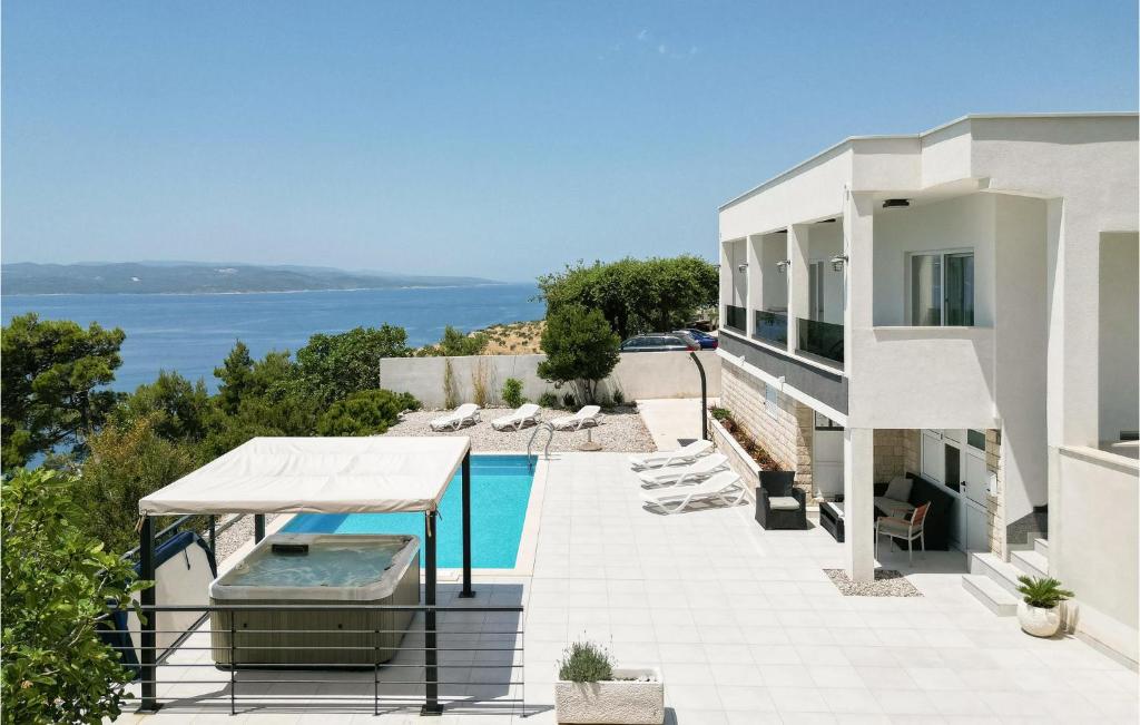 Výhled na bazén z ubytování Amazing Home In Makarska With Wifi nebo okolí