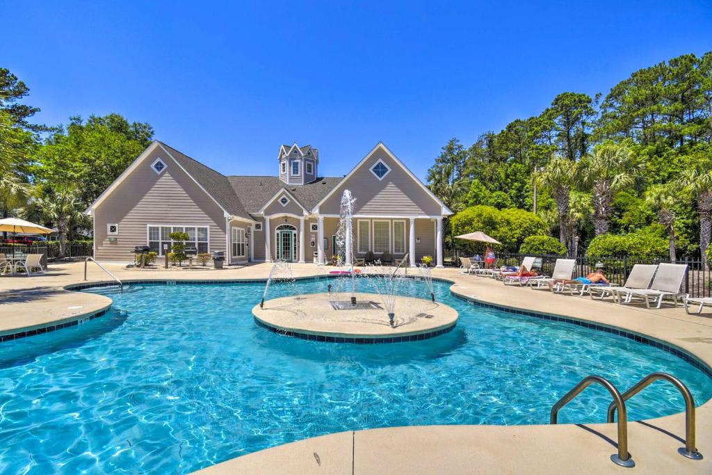 ein Haus mit einem Swimmingpool vor einem Haus in der Unterkunft Less Than 2 Mi to Beach Savannah Shores Resort Condo! in Myrtle Beach