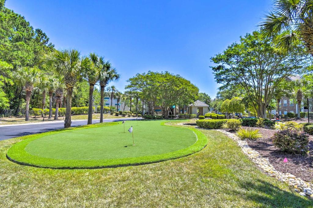 Ein Garten an der Unterkunft Less Than 2 Mi to Beach Savannah Shores Resort Condo!