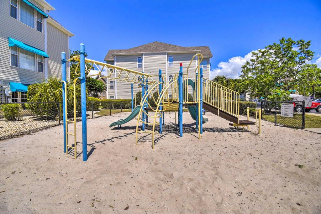 Ein Kinderspielbereich in der Unterkunft Less Than 2 Mi to Beach Savannah Shores Resort Condo!