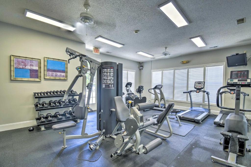 Das Fitnesscenter und&#47;oder die Fitnesseinrichtungen in der Unterkunft Less Than 2 Mi to Beach Savannah Shores Resort Condo!