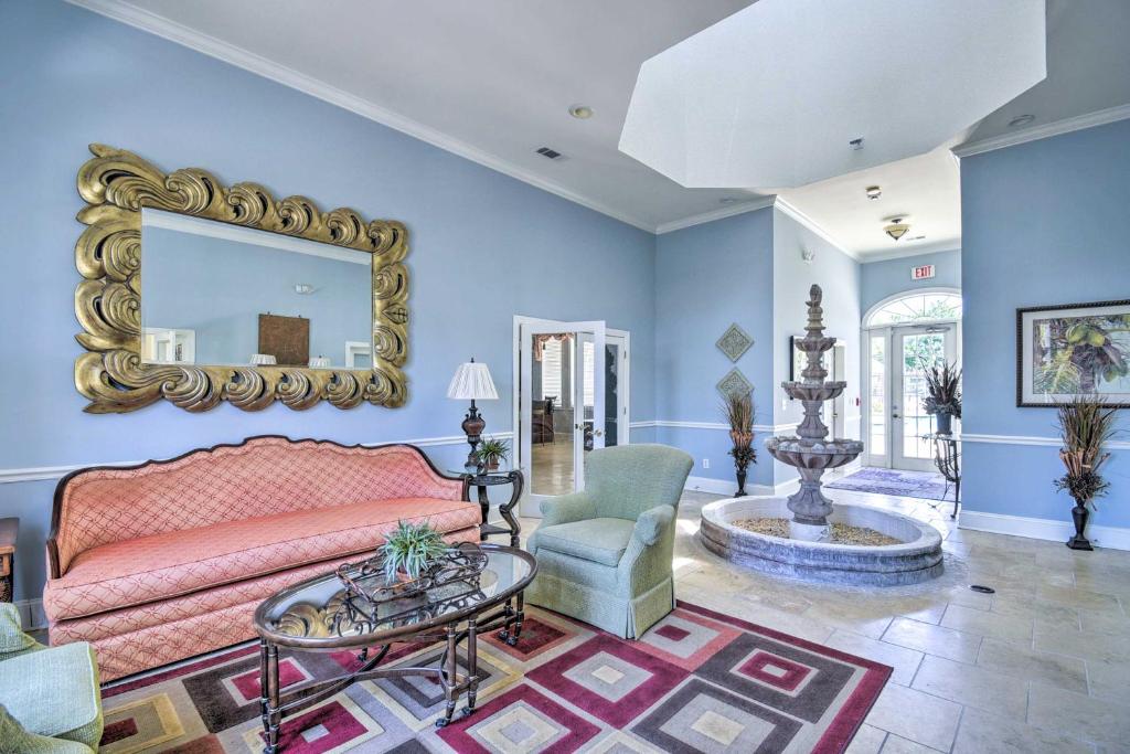 Ein Sitzbereich in der Unterkunft Less Than 2 Mi to Beach Savannah Shores Resort Condo!