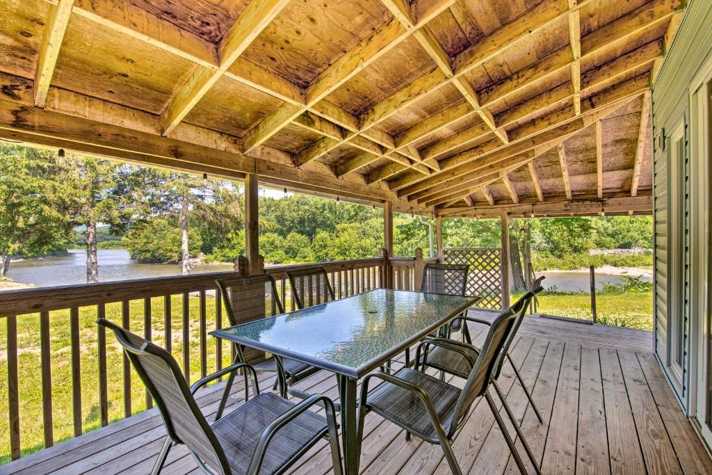 d'une terrasse avec une table et des chaises. dans l'établissement Serene Susquehanna Escape Mtn and River Views!, à Susquehanna