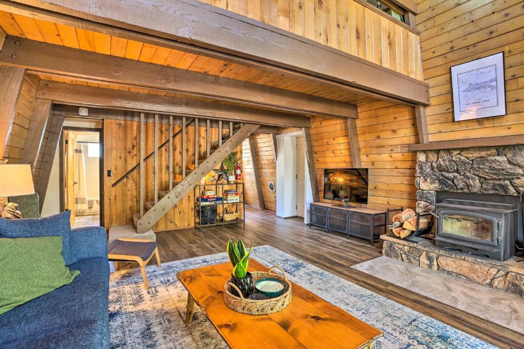 uma sala de estar com um sofá e uma lareira em Charming Big Bear Lake Cottage with Deck Hike and Ski em Big Bear Lake