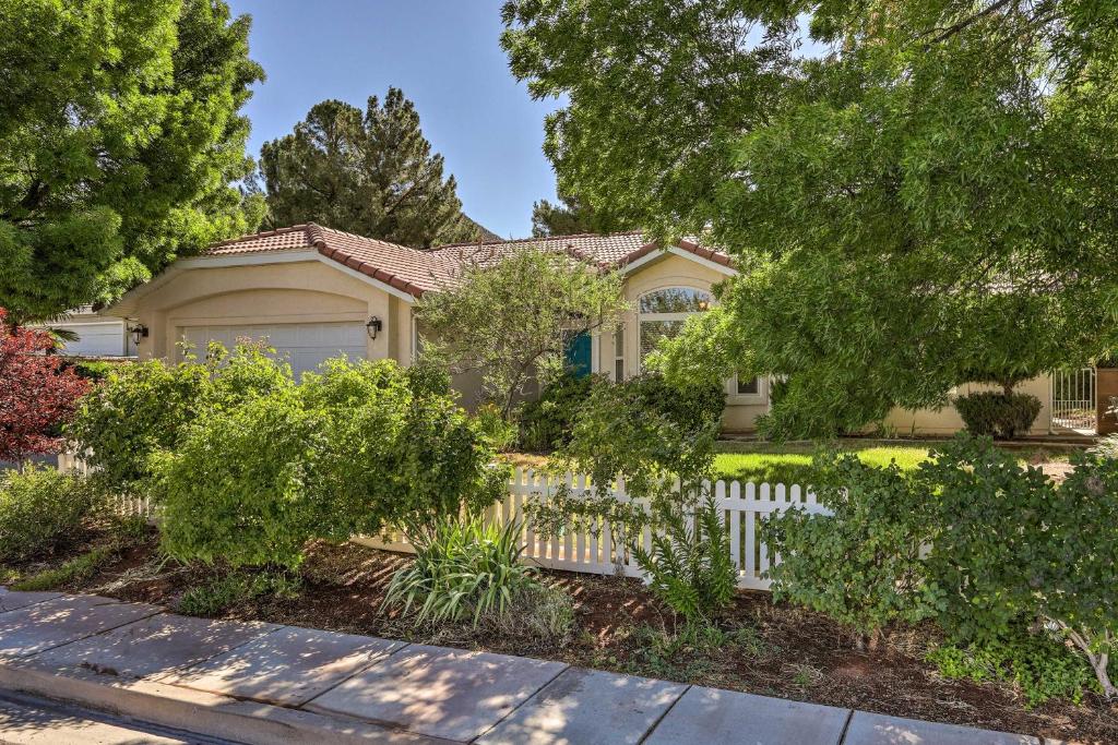 een huis met een wit hek en bomen bij Charming Utah Abode with Patio, Grill and Yard! in St. George