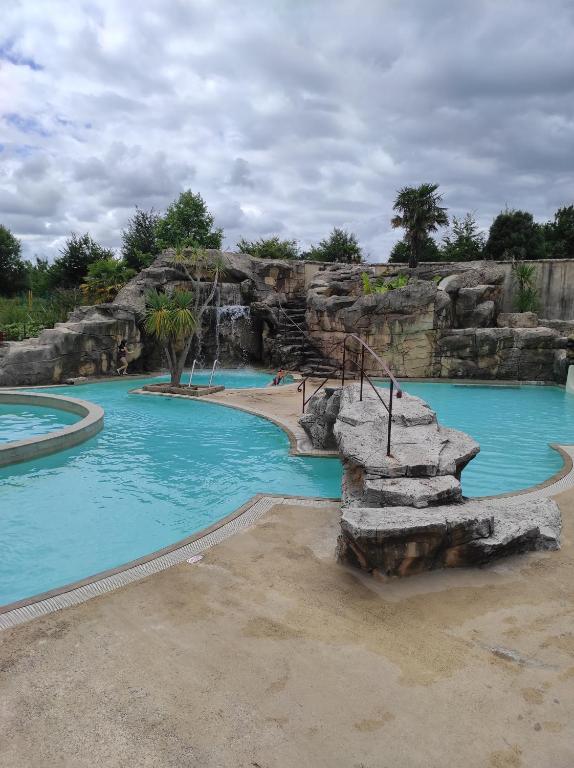 una gran piscina en un parque temático en Camping Quimper en Quimper
