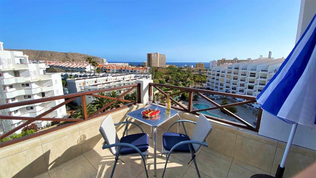 balcón con mesa y sillas en Blue Cristianos by W Tenerife, en Los Cristianos
