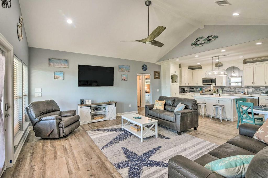 Dapur atau dapur kecil di Walk to Shore Coastal Escape in Crystal Beach!