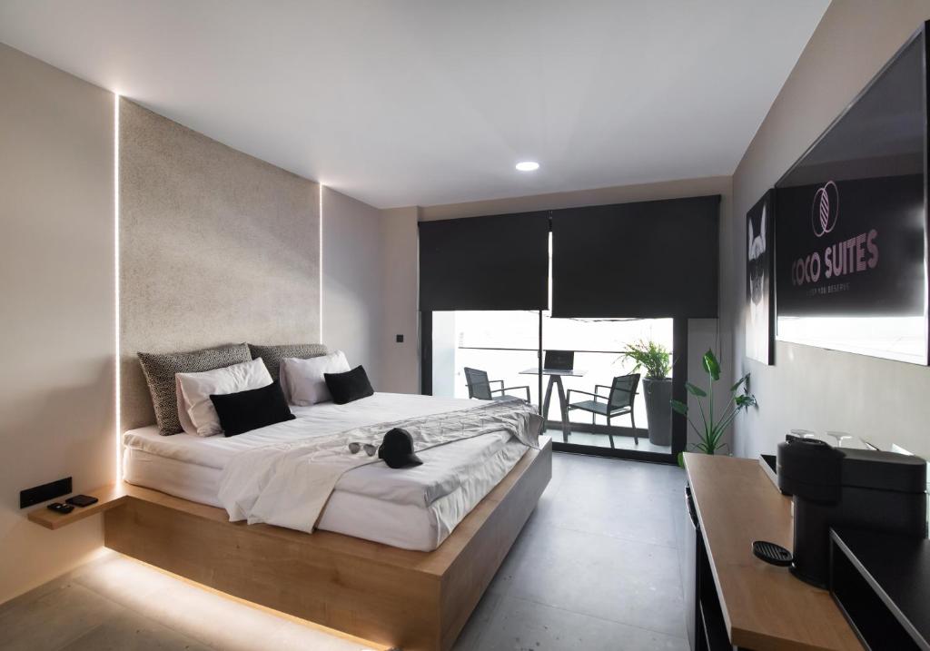Postel nebo postele na pokoji v ubytování COCO SUITES