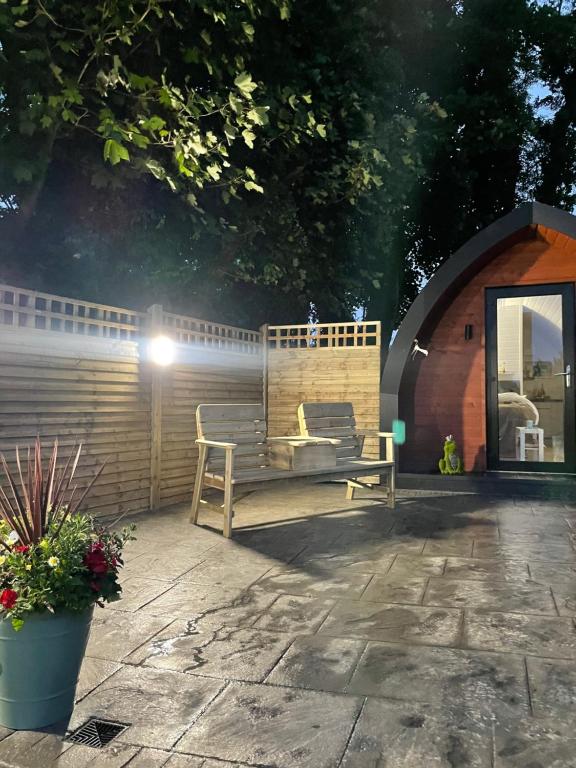 Patio nebo venkovní prostory v ubytování Paddock Pod - Sleeps 4 & Roofed Over Private Hot Tub & NEW SAUNA