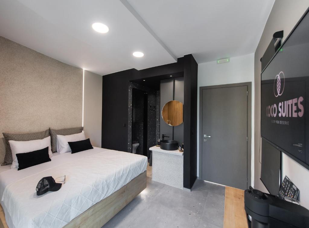 Postel nebo postele na pokoji v ubytování COCO SUITES