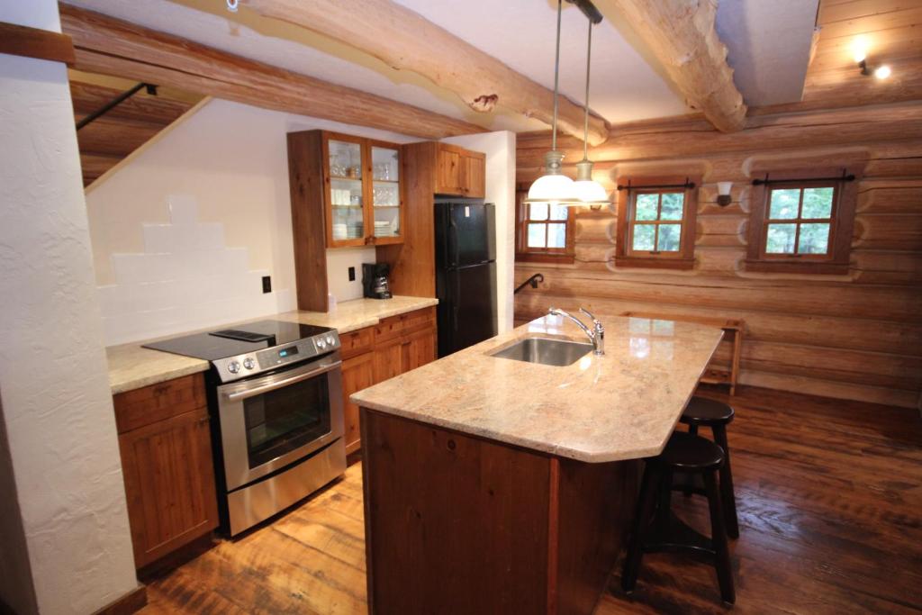 Kuchyň nebo kuchyňský kout v ubytování Snow Creek Cabins by Fernie Lodging Co