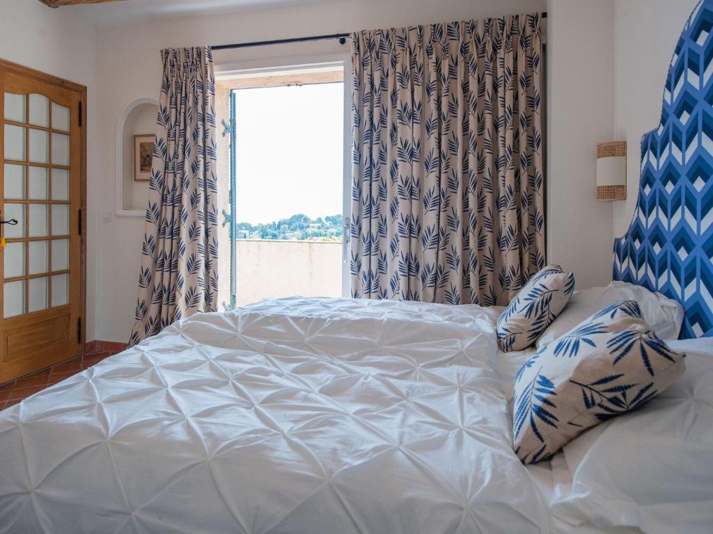 Vuode tai vuoteita majoituspaikassa Splendid villa near Antibes and Cannes with pool and sea view