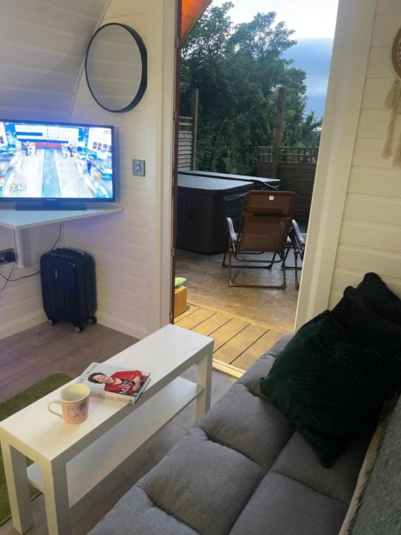 TV a/nebo společenská místnost v ubytování Paddock Pod - Sleeps 4 & Roofed Over Private Hot Tub & NEW SAUNA