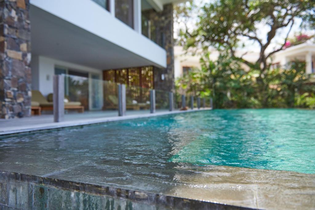 Bazén v ubytování Rajavilla Lombok Resort - Seaside Serenity nebo v jeho okolí
