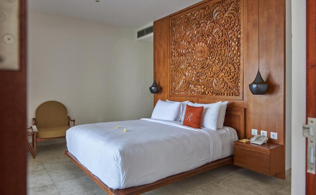 Postel nebo postele na pokoji v ubytování Rajavilla Lombok Resort - Seaside Serenity