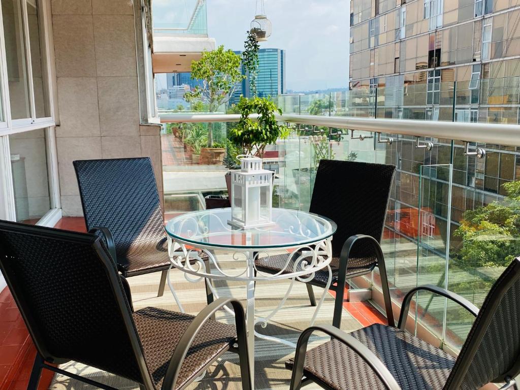 d'une table et de chaises en verre sur un balcon avec vue. dans l'établissement Allegro Polanco, à Mexico