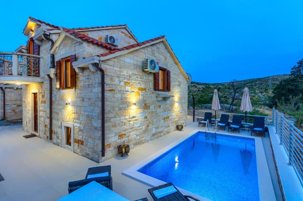 Galeriebild der Unterkunft Villa Izabela with private pool and beautiful view in Dračevica