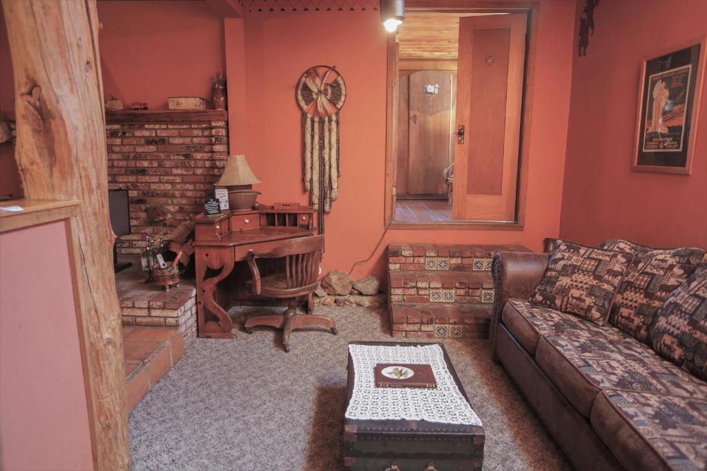 Gold Mountain Manor - Queen Room With Spa Bath
